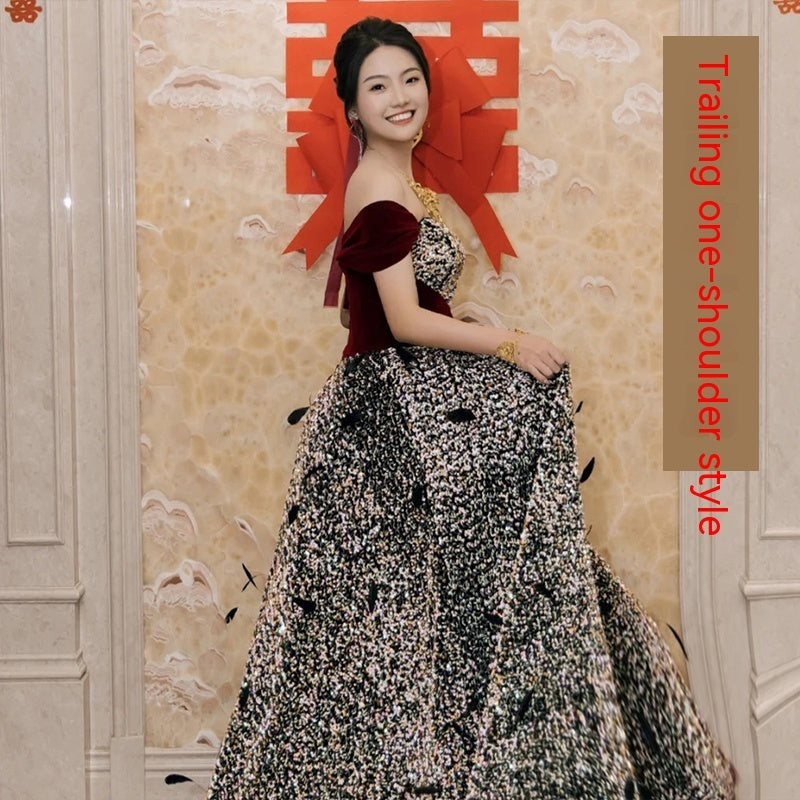 Robe à sequins bordée de plumes | Traîne de drag et styles asymétriques