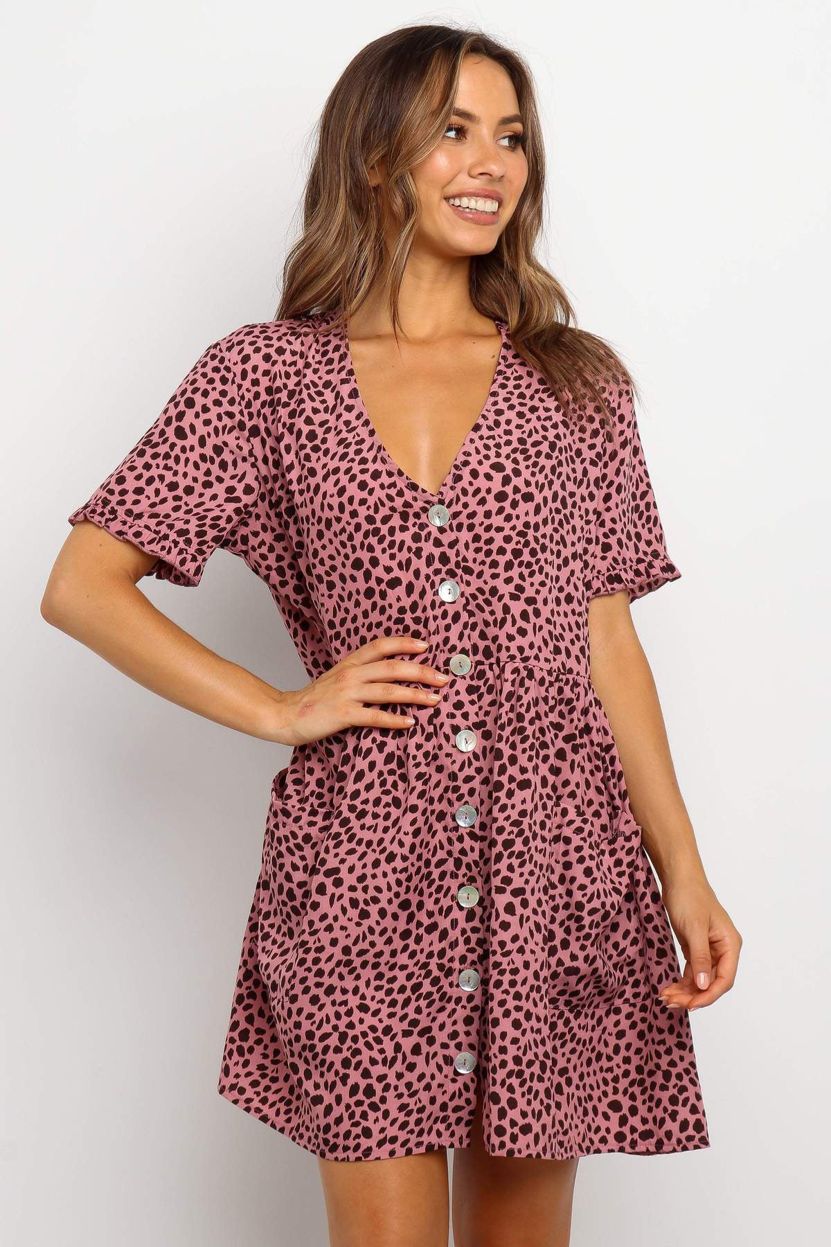 Mini-robe à pois et col en V