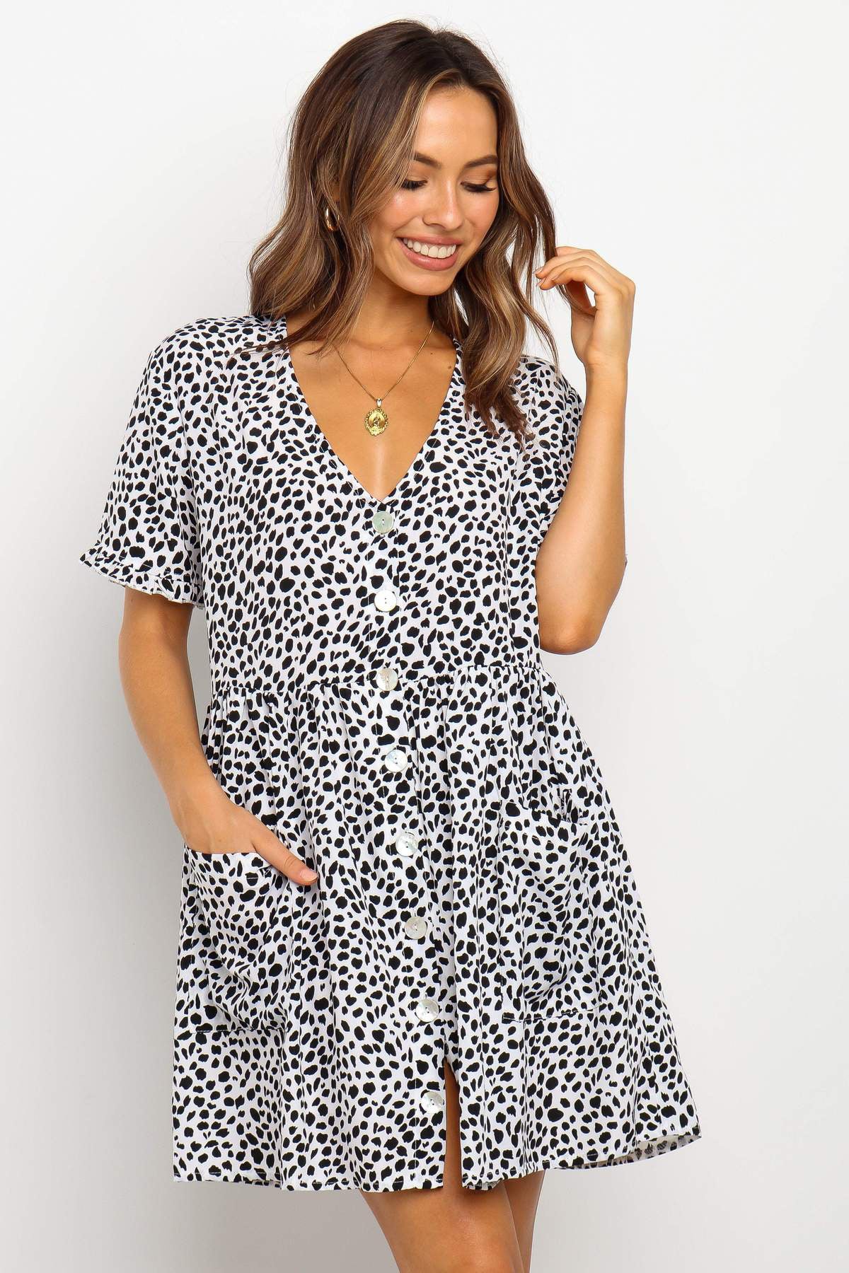 Mini-robe à pois et col en V