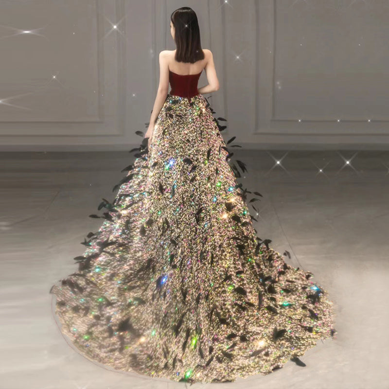 Robe à sequins bordée de plumes | Traîne de drag et styles asymétriques