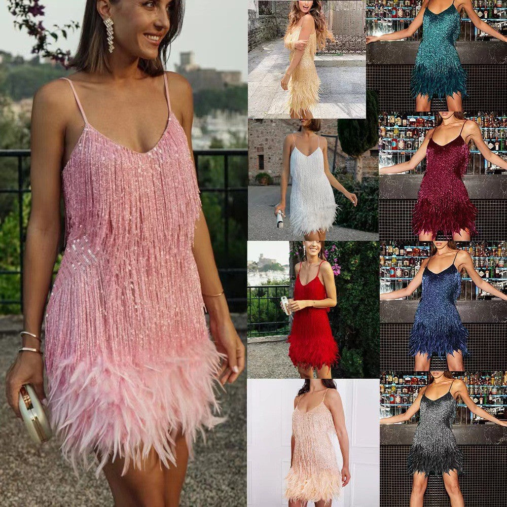 Mini-robe à sequins, plumes et pompons