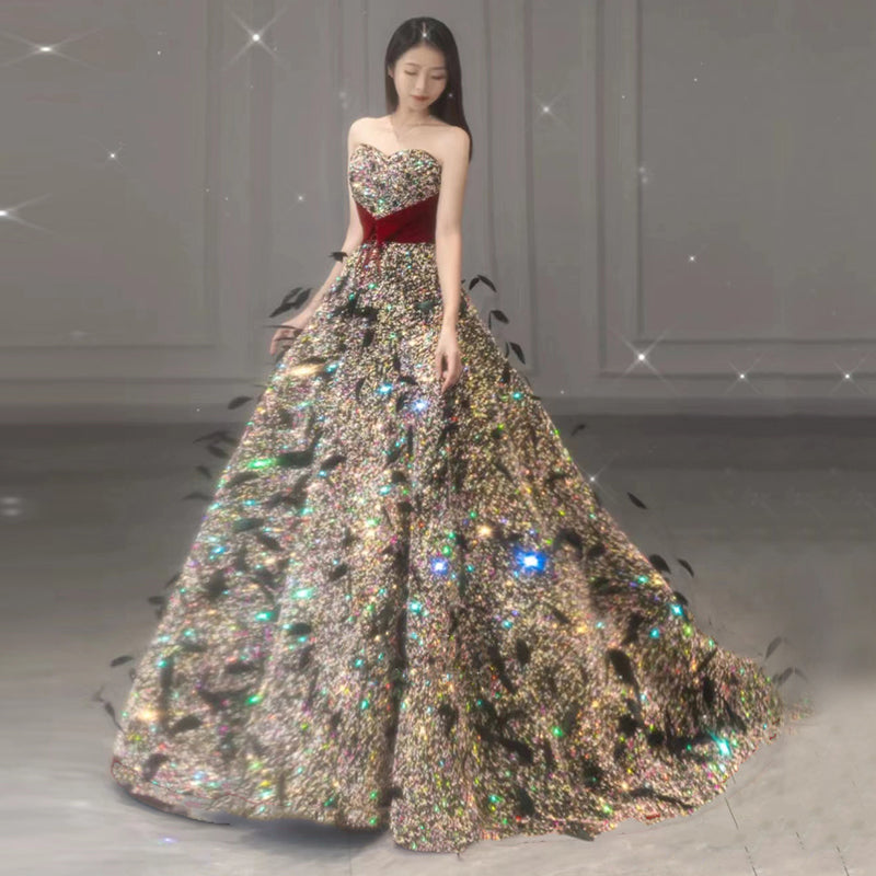 Robe à sequins bordée de plumes | Traîne de drag et styles asymétriques