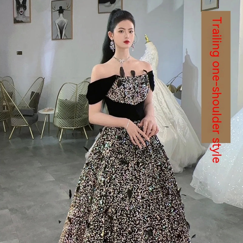 Robe à sequins bordée de plumes | Traîne de drag et styles asymétriques