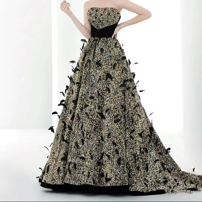 Robe à sequins bordée de plumes | Traîne de drag et styles asymétriques