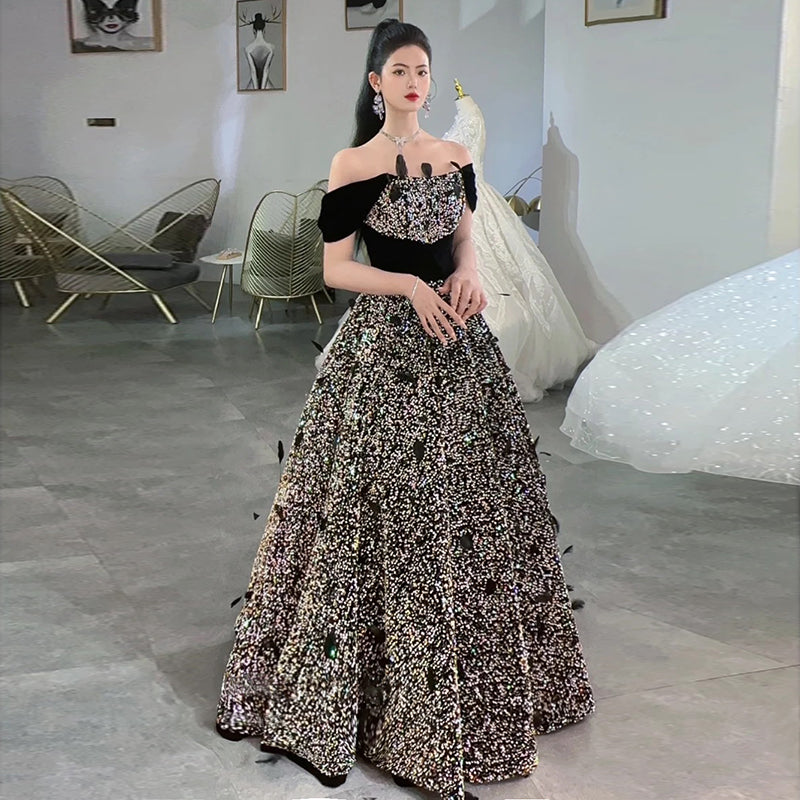Robe à sequins bordée de plumes | Traîne de drag et styles asymétriques
