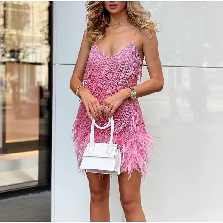 Mini-robe à sequins, plumes et pompons
