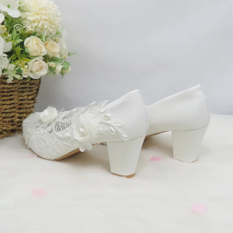 2024 Nouvelles chaussures de mariage personnalisées Chaussures de demoiselle d'honneur à talon épais Chaussures à talon moyen Chaussures en dentelle blanche Chaussures fleuries pour femme