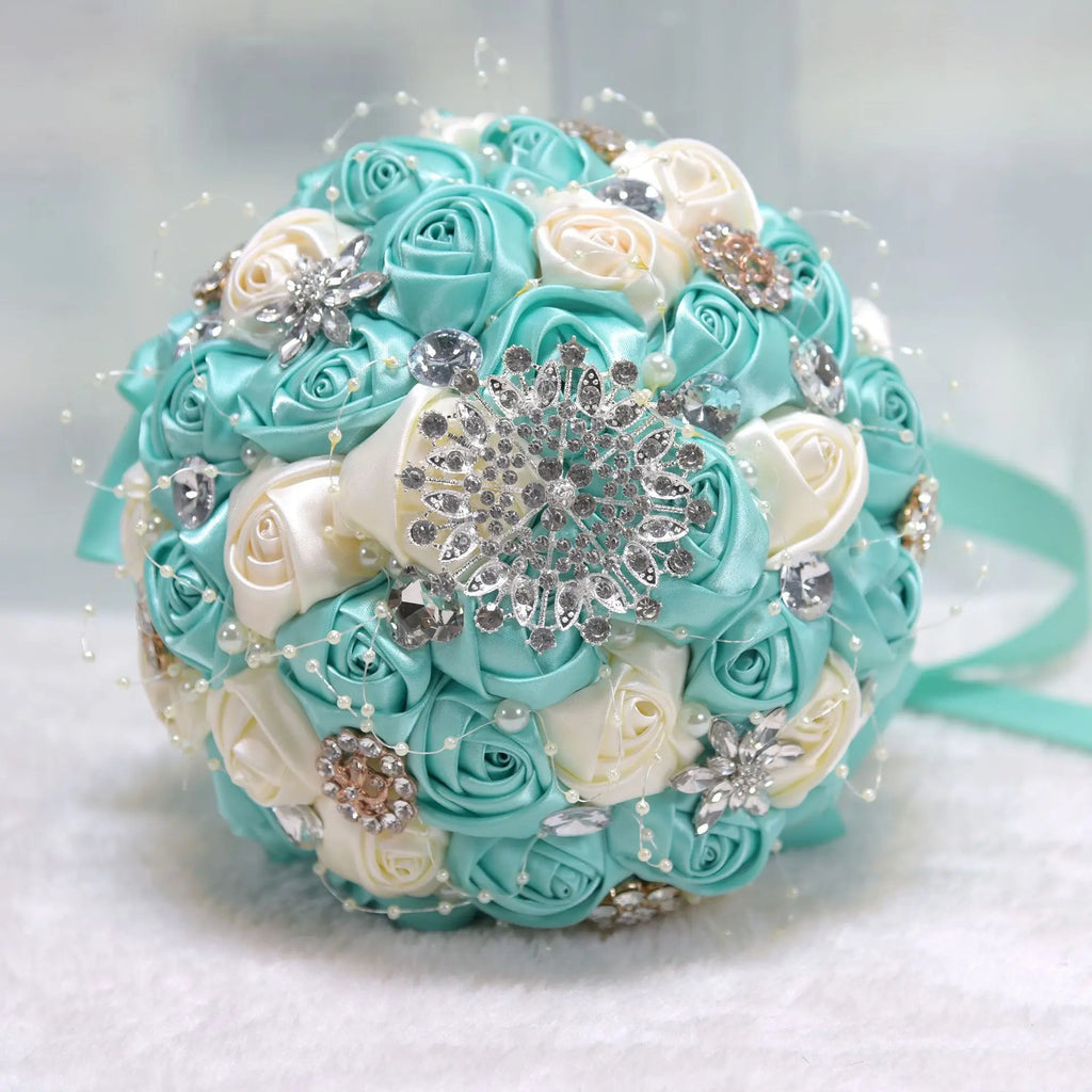 Bouquet de lancer rond avec broche bling — Fleurs de mariage pour la mariée et les demoiselles d'honneur