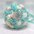 Bouquet de lancer rond avec broche bling — Fleurs de mariage pour la mariée et les demoiselles d'honneur