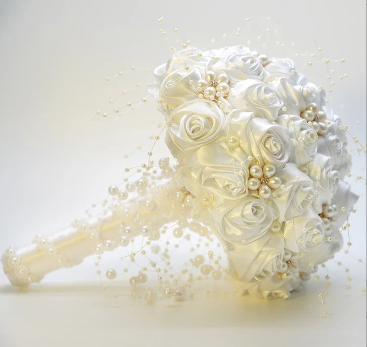 Bouquet de mariée perlé blanc et ivoire avec des roses en ruban