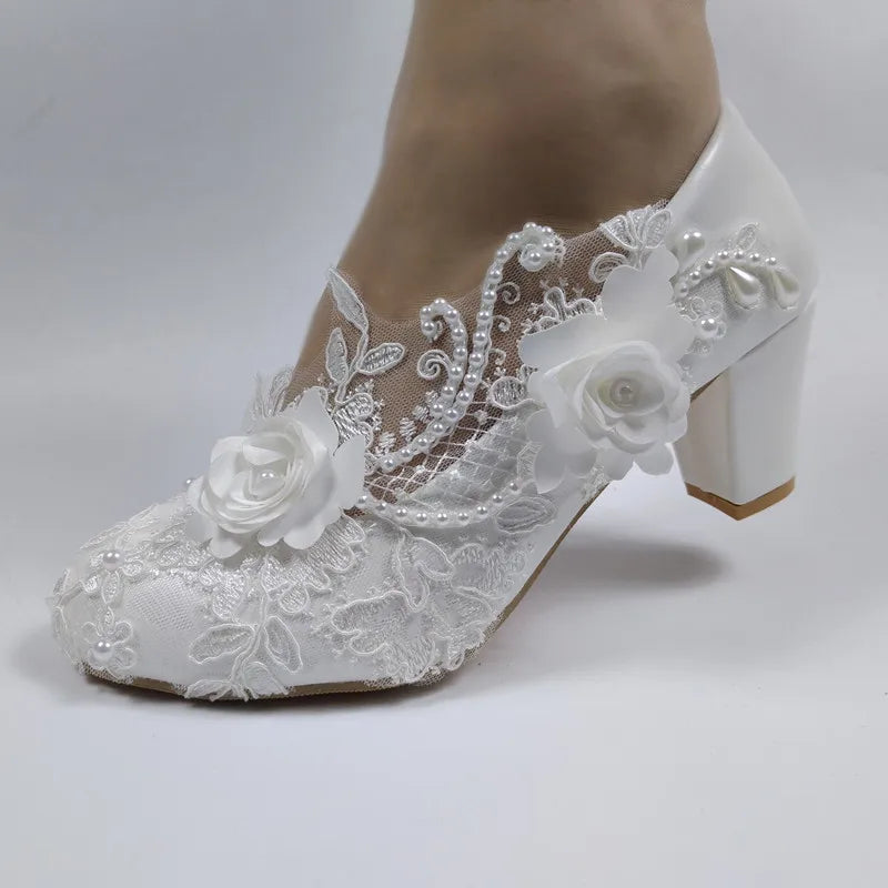 2024 Nouvelles chaussures de mariage personnalisées Chaussures de demoiselle d'honneur à talon épais Chaussures à talon moyen Chaussures en dentelle blanche Chaussures fleuries pour femme