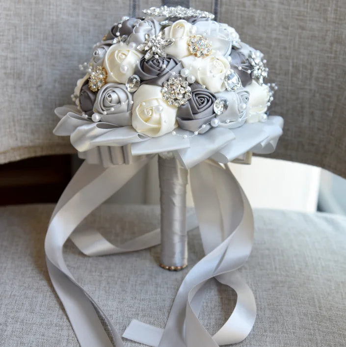 Bouquet de lancer rond avec broche bling — Fleurs de mariage pour la mariée et les demoiselles d'honneur