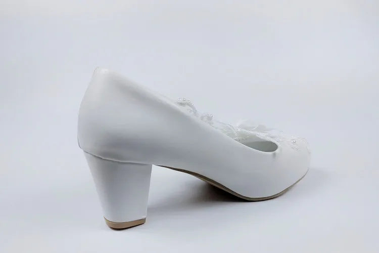 2024 Nouvelles chaussures de mariage personnalisées Chaussures de demoiselle d'honneur à talon épais Chaussures à talon moyen Chaussures en dentelle blanche Chaussures fleuries pour femme