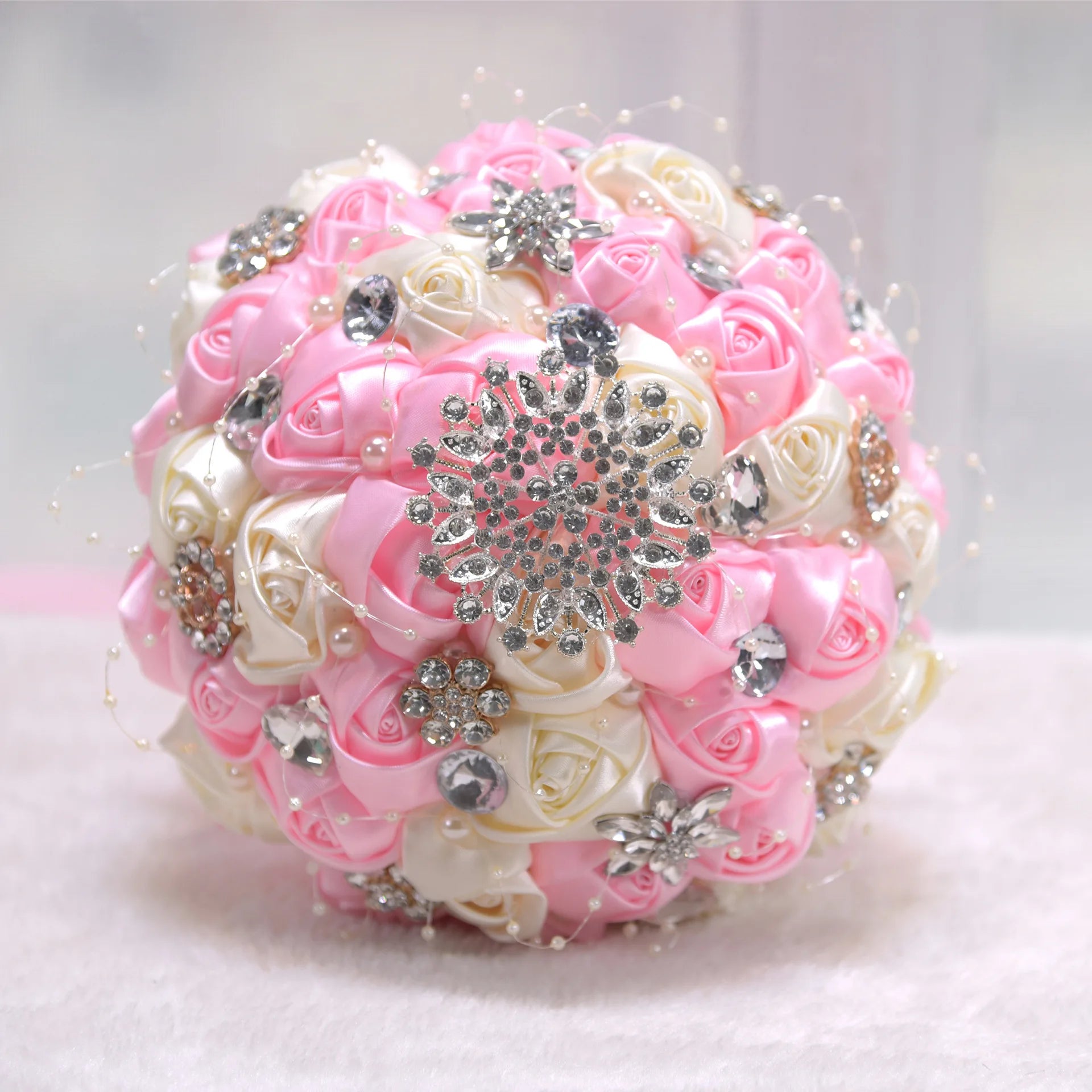 Bouquet de lancer rond avec broche bling — Fleurs de mariage pour la mariée et les demoiselles d'honneur
