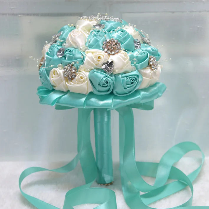 Bouquet de lancer rond avec broche bling — Fleurs de mariage pour la mariée et les demoiselles d'honneur