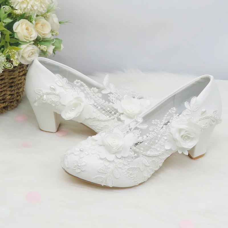 2024 Nouvelles chaussures de mariage personnalisées Chaussures de demoiselle d'honneur à talon épais Chaussures à talon moyen Chaussures en dentelle blanche Chaussures fleuries pour femme