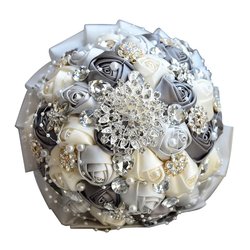 Bouquet de lancer rond avec broche bling — Fleurs de mariage pour la mariée et les demoiselles d'honneur