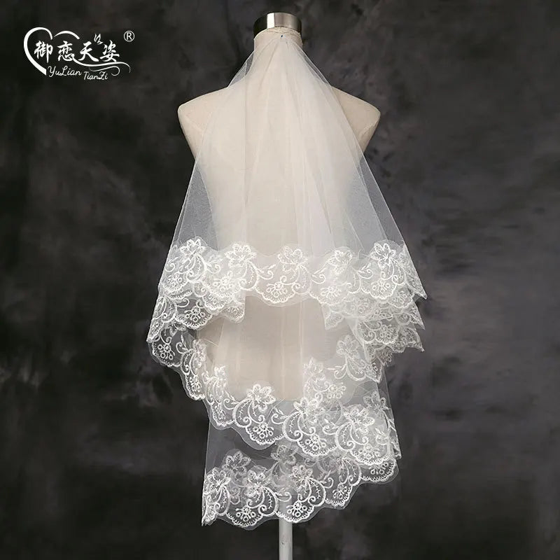 Voiles de mariée 2020 Nouveaux accessoires de mariée coude blanc ivoire rouge avec peigne appliques dentelle voiles de mariée 2020 Nouveau