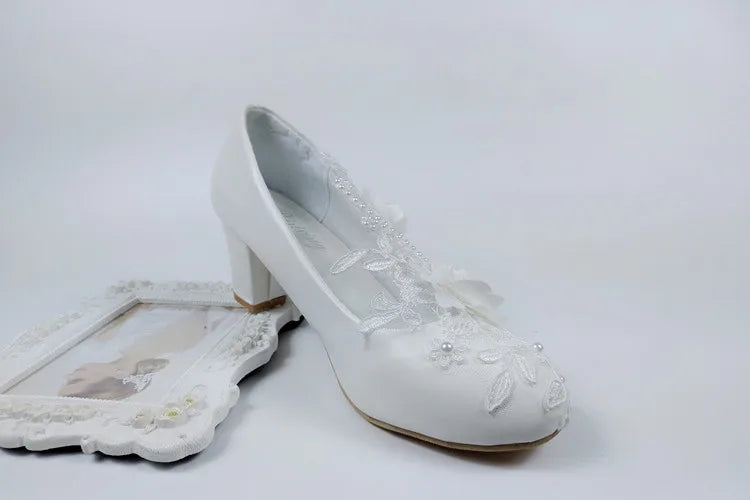 2024 Nouvelles chaussures de mariage personnalisées Chaussures de demoiselle d'honneur à talon épais Chaussures à talon moyen Chaussures en dentelle blanche Chaussures fleuries pour femme