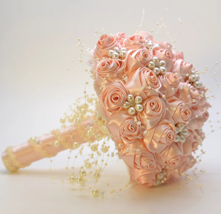 Bouquet de mariée perlé blanc et ivoire avec des roses en ruban