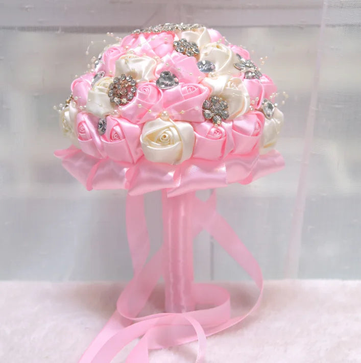 Bouquet de lancer rond avec broche bling — Fleurs de mariage pour la mariée et les demoiselles d'honneur