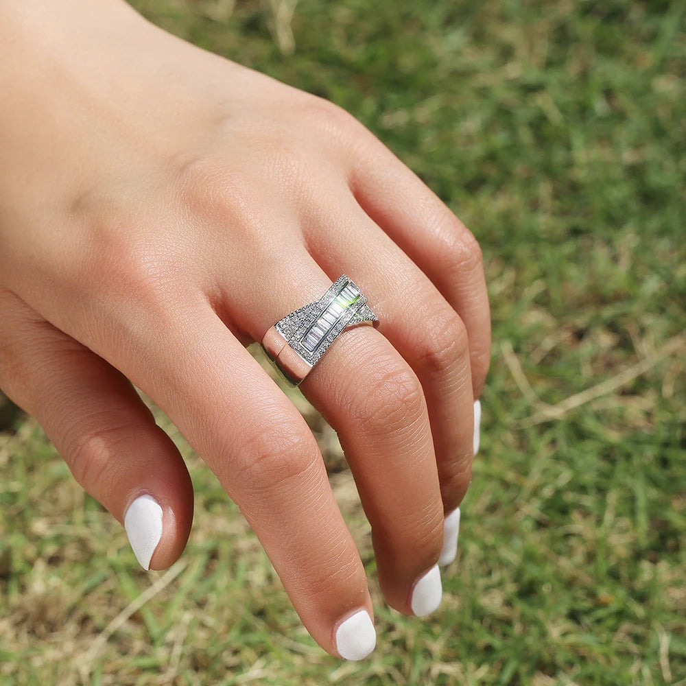 Bagues de fiançailles Huitan brillantes et fantaisie en forme de croix pour femmes avec design spécial cristal carré zircon bijoux de mode de mariage