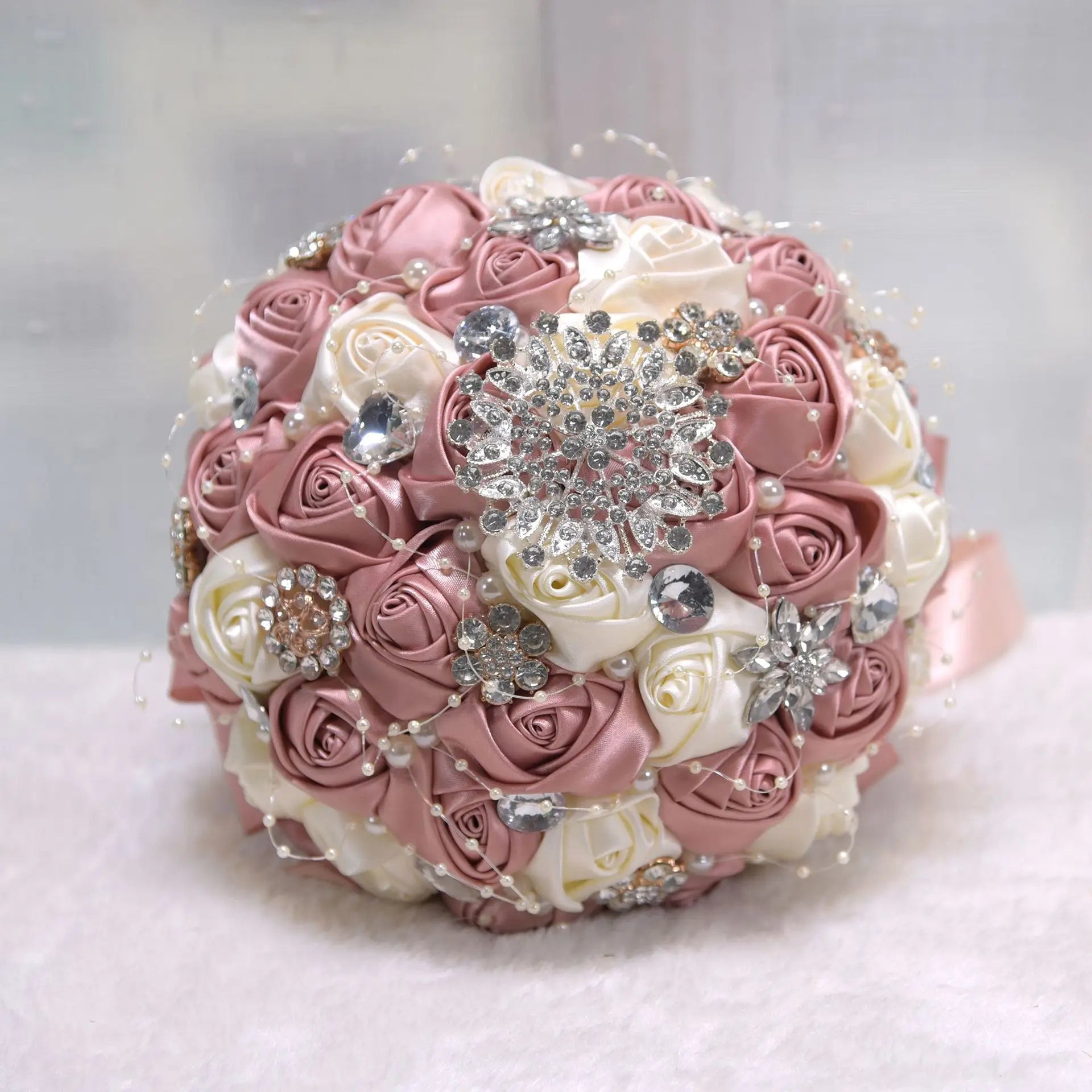 Bouquet de lancer rond avec broche bling — Fleurs de mariage pour la mariée et les demoiselles d'honneur