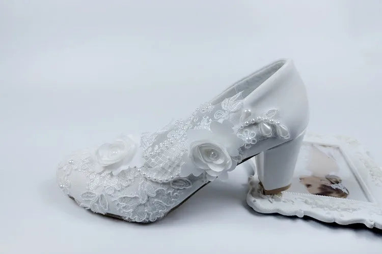 2024 Nouvelles chaussures de mariage personnalisées Chaussures de demoiselle d'honneur à talon épais Chaussures à talon moyen Chaussures en dentelle blanche Chaussures fleuries pour femme