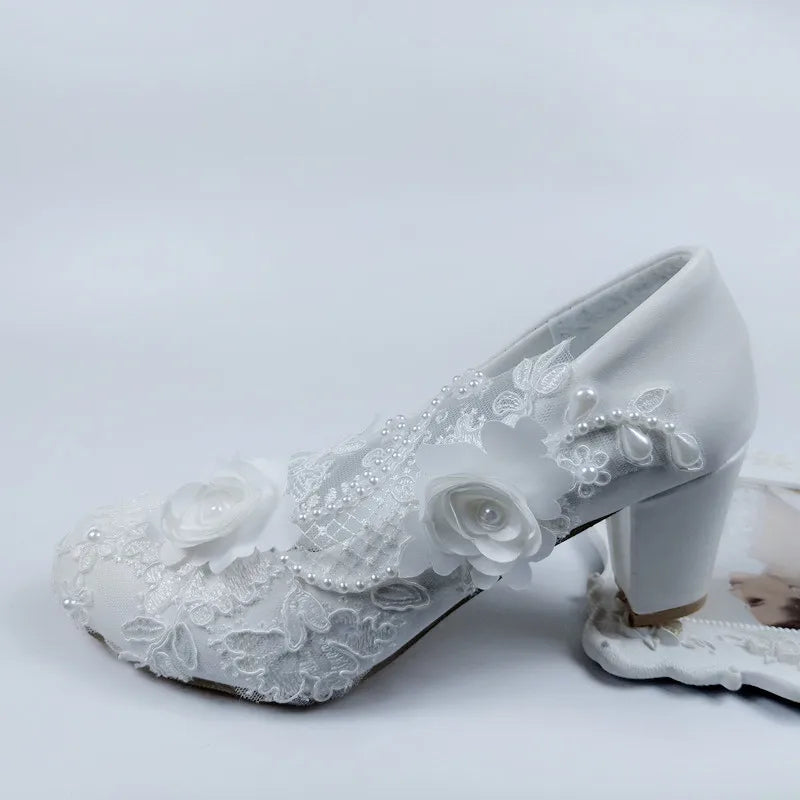 2024 Nouvelles chaussures de mariage personnalisées Chaussures de demoiselle d'honneur à talon épais Chaussures à talon moyen Chaussures en dentelle blanche Chaussures fleuries pour femme