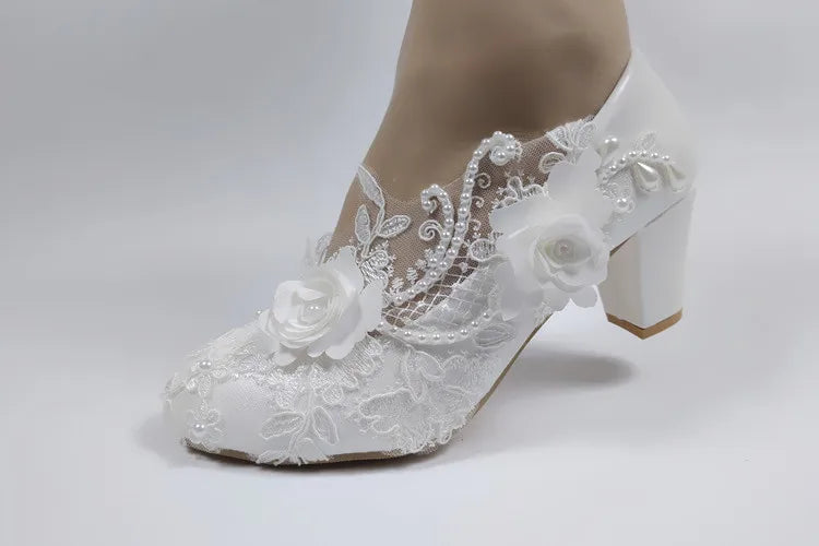 2024 Nouvelles chaussures de mariage personnalisées Chaussures de demoiselle d'honneur à talon épais Chaussures à talon moyen Chaussures en dentelle blanche Chaussures fleuries pour femme