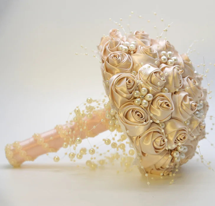 Bouquet de mariée perlé blanc et ivoire avec des roses en ruban