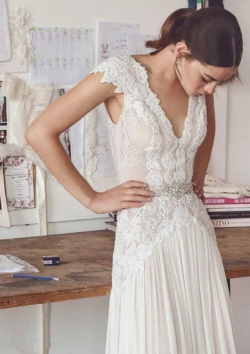 Robes de mariée bohèmes 2026 Robes de mariée style bohème avec manches courtes Col en V Dos nu Jupe plissée Robe trapèze élégante Personnalisable