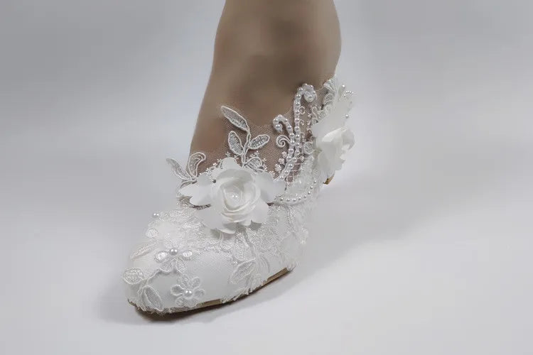 2024 Nouvelles chaussures de mariage personnalisées Chaussures de demoiselle d'honneur à talon épais Chaussures à talon moyen Chaussures en dentelle blanche Chaussures fleuries pour femme