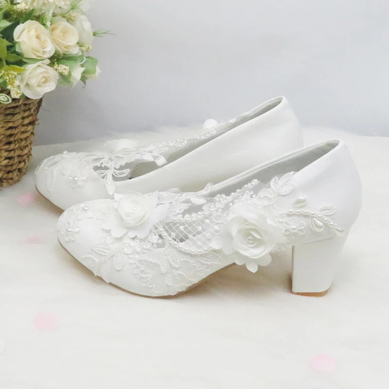 2024 Nouvelles chaussures de mariage personnalisées Chaussures de demoiselle d'honneur à talon épais Chaussures à talon moyen Chaussures en dentelle blanche Chaussures fleuries pour femme