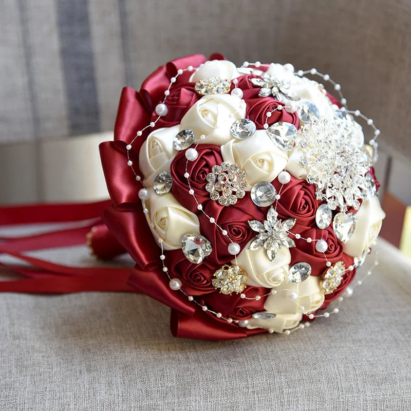 Bouquet de lancer rond avec broche bling — Fleurs de mariage pour la mariée et les demoiselles d'honneur