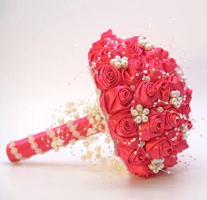 Bouquet de mariée perlé blanc et ivoire avec des roses en ruban