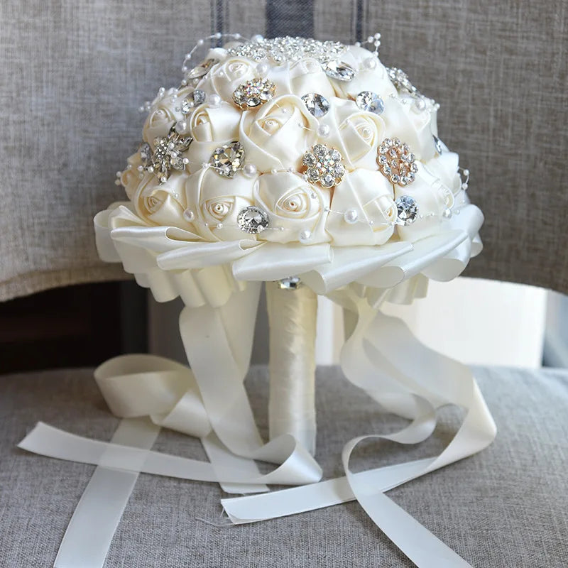 Bouquet de lancer rond avec broche bling — Fleurs de mariage pour la mariée et les demoiselles d'honneur