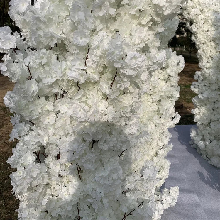 L-357 Toile de fond de mariage romantique sur mesure Fleurs artificielles Arbre intérieur Arc de fleurs de cerisier blanc pour la décoration