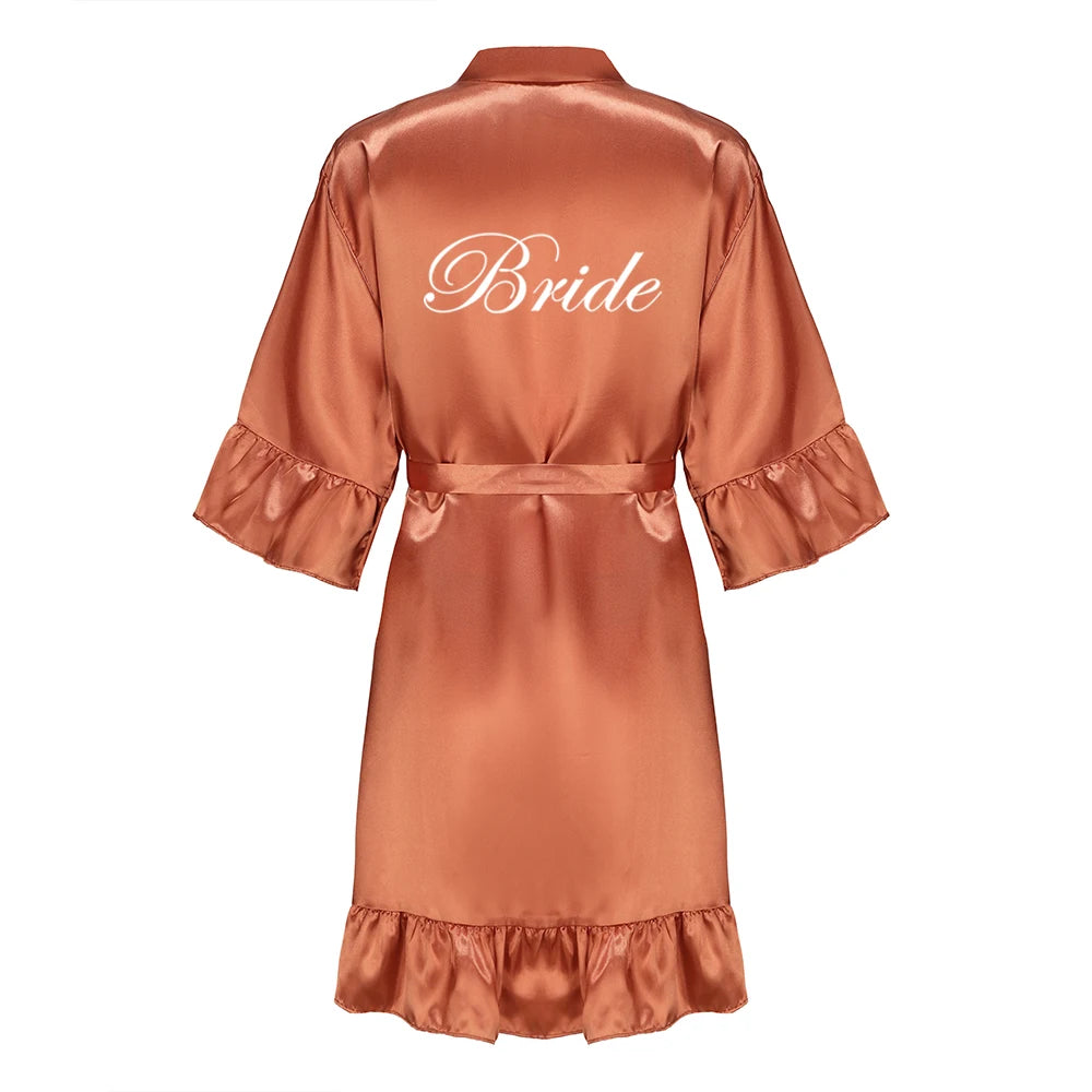 Robe de mariée en satin de soie avec volant et lettre — Mariée et Demoiselle d'honneur