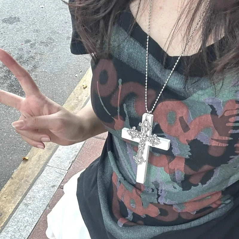 Collier pendentif double croix en bois et métal gothique Y2K