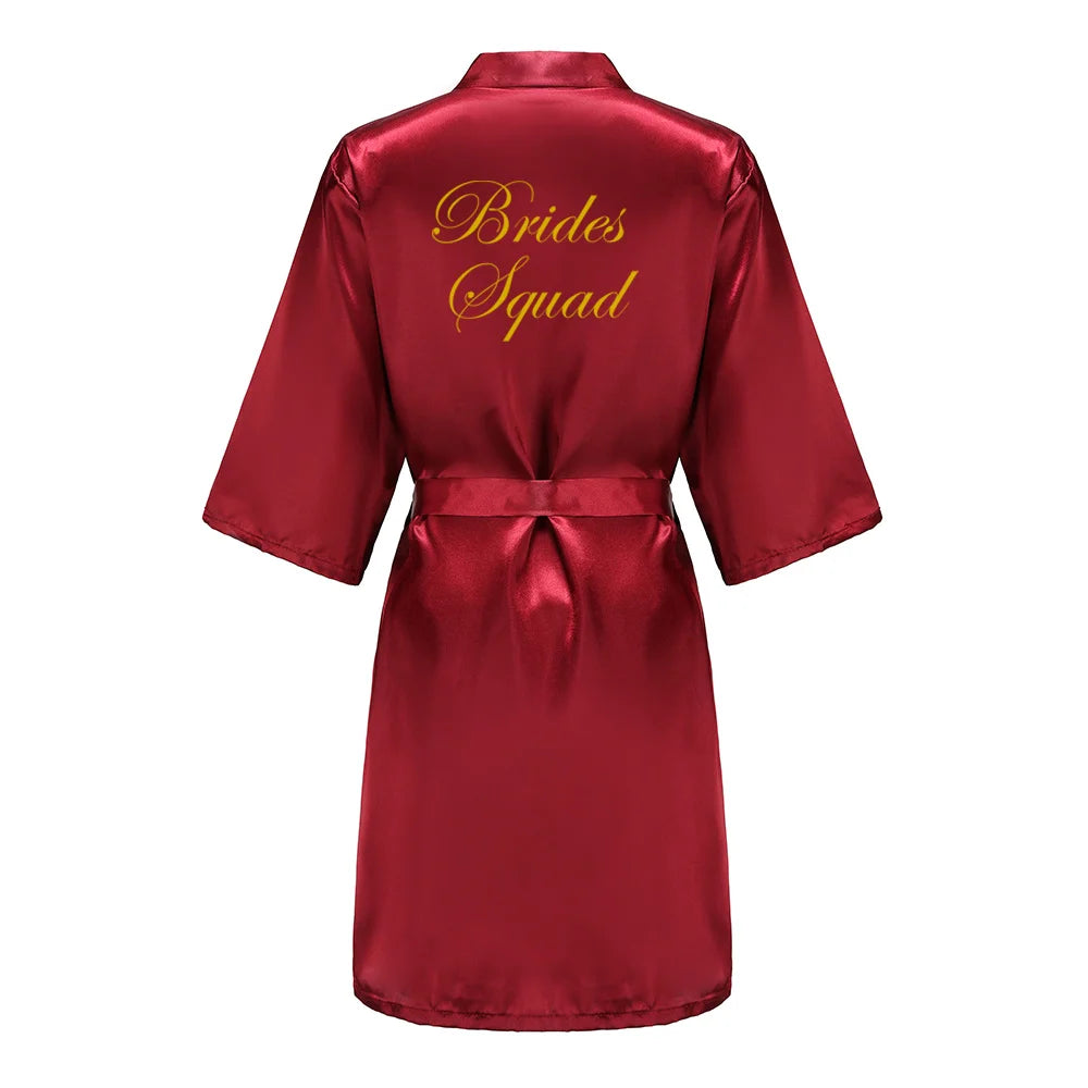 Kimono en satin bordeaux avec lettrage doré — Demoiselle d'honneur et cortège de mariage