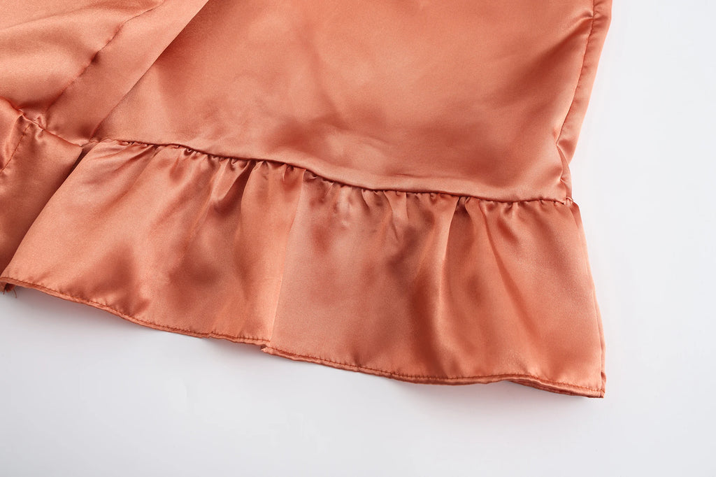 Robe de mariée en satin de soie avec volant et lettre — Mariée et Demoiselle d'honneur