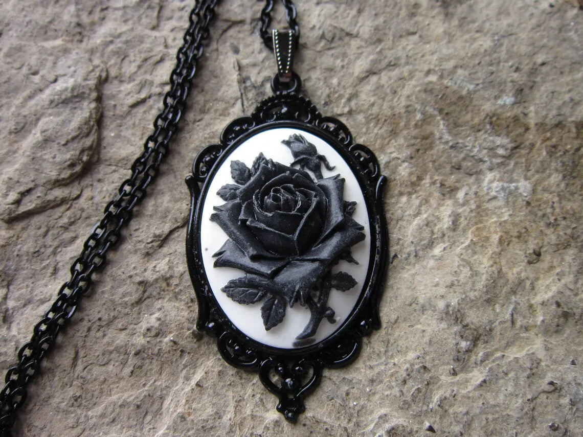 Collier ras-du-cou pendentif camée rose gothique — Bijoux de sorcière victorienne