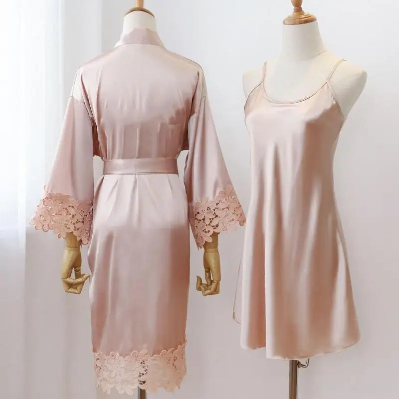 Robe de mariée en dentelle et ensemble kimono — Vêtements de nuit élégants pour mariage