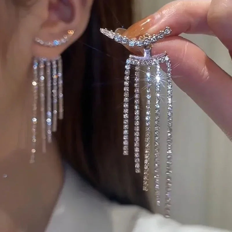Boucles d'oreilles pendantes longues et luxueuses en zircon — Bijoux de mariée