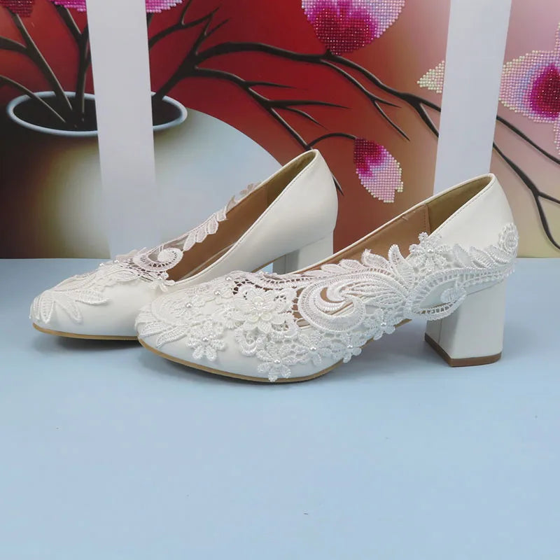 2024 Nouvelles chaussures de mariage personnalisées Chaussures de demoiselle d'honneur à talon épais Chaussures à talon moyen Chaussures en dentelle blanche Chaussures fleuries pour femme