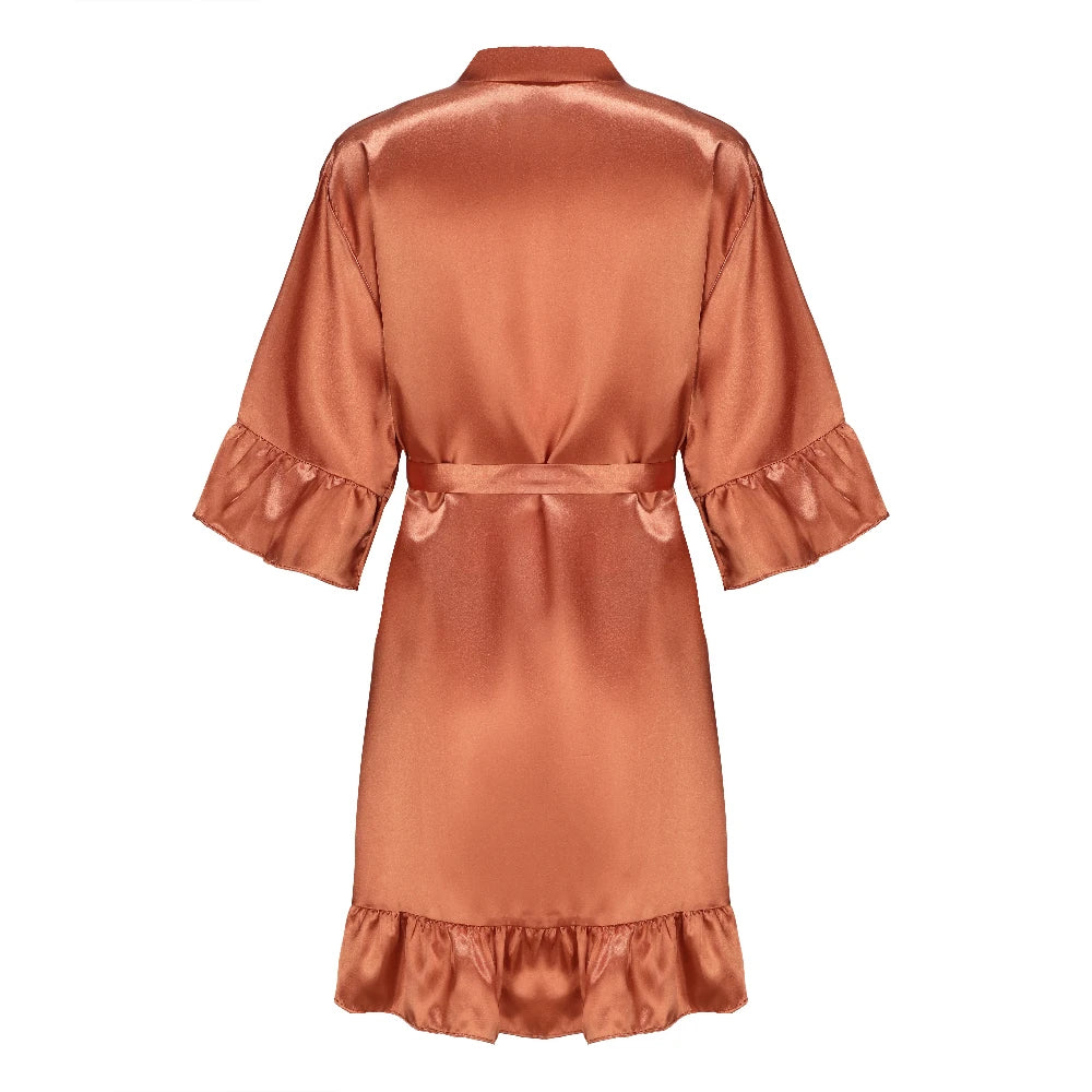 Robe de mariée en satin de soie avec volant et lettre — Mariée et Demoiselle d'honneur