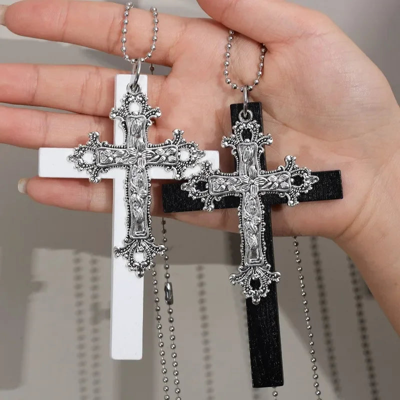 Collier pendentif double croix en bois et métal gothique Y2K