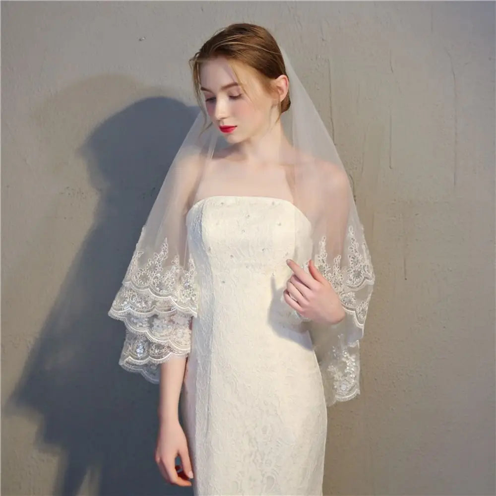 Elegant Luxury Bride Wedding Veils Sequins Glitter with Hair Comb Lace Beaded Veil Lace Edge Tulle Veil Wedding Day