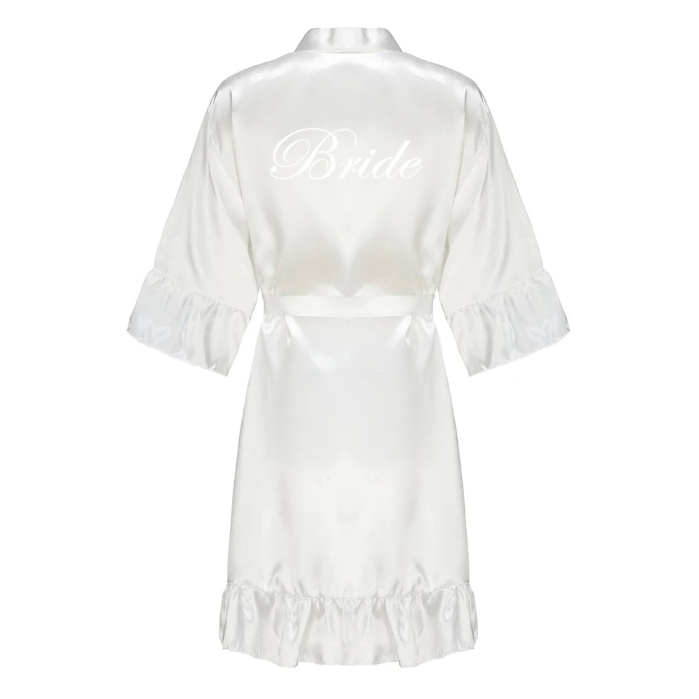 Robe de mariée en satin de soie avec volant et lettre — Mariée et Demoiselle d'honneur